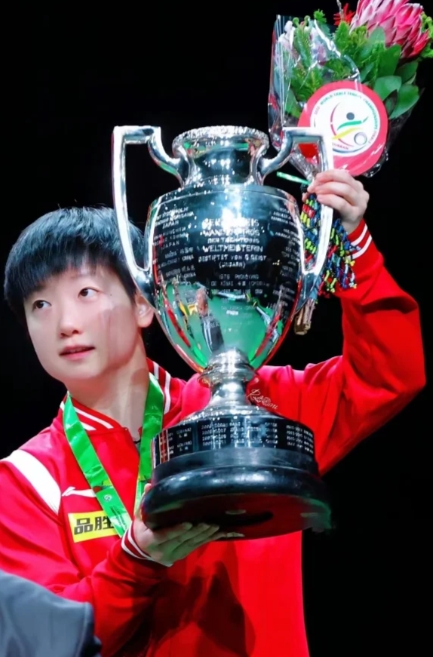 巴黎奥组委亲口认证！孙颖莎或成为第五位“女乒大魔王”。

孙颖莎是世界乒坛 00