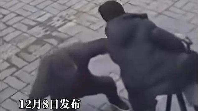 男孩骑车路过遭老人拖拽碰瓷！如果没有监控，小男孩肯定辩解不清
