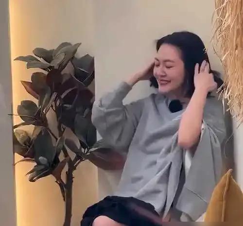 小S的经纪人真相大白，针对“跑路”的传闻，收到如下消息！

小S真不是跑路，连台