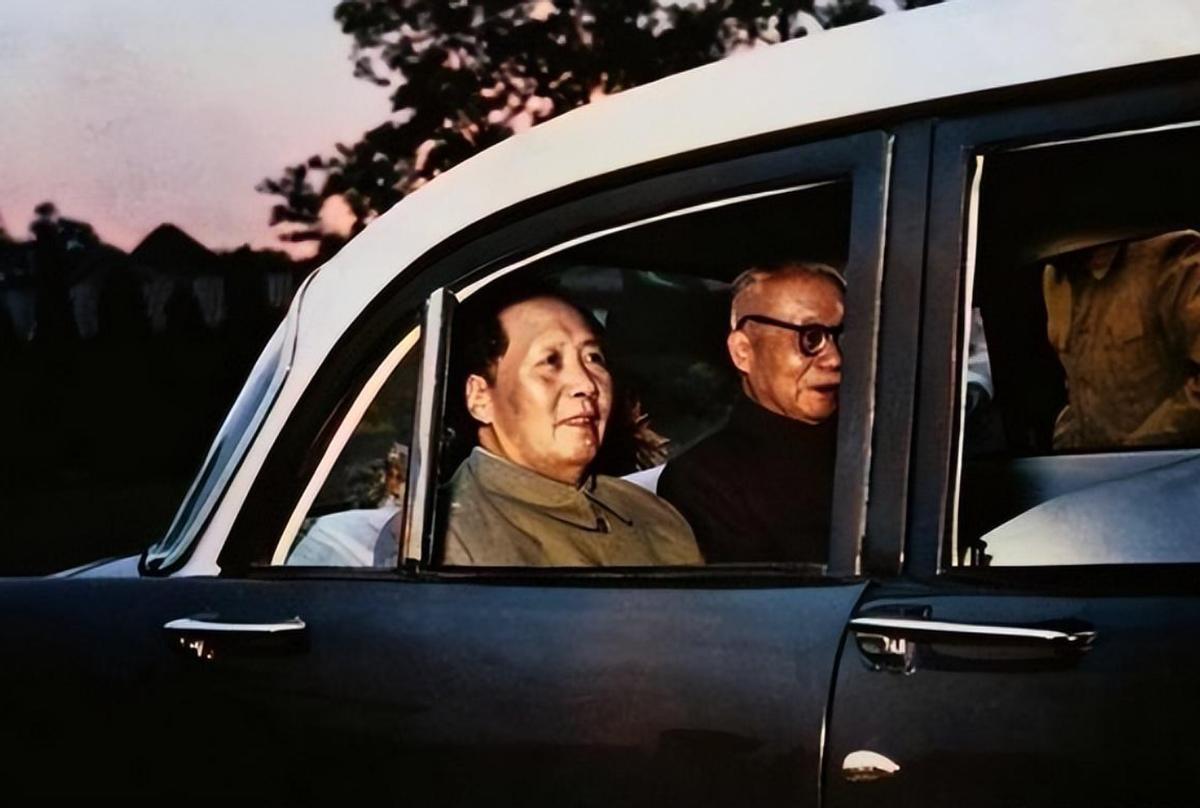 1974年，年过八旬的毛主席在经过天安门时，对着自己的画像哀叹一句：“我太可怜了