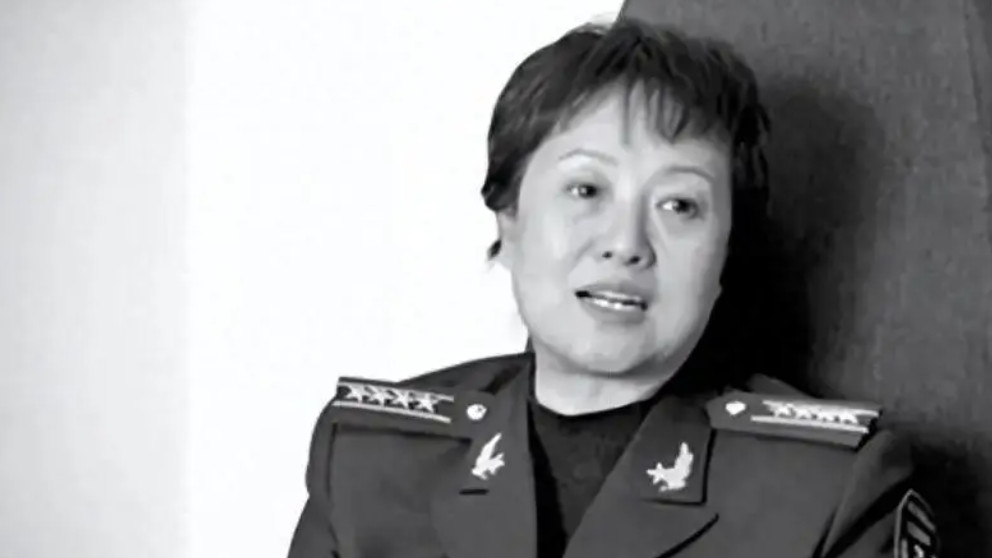 她是北京的“女将军”，靠美色征服高官，退休前花巨款买少将军衔