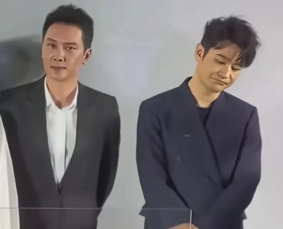 黄晓明和冯绍峰同台，两人都非常帅气，都是娱乐圈中的顶级流量明星，他们俩人都离婚了