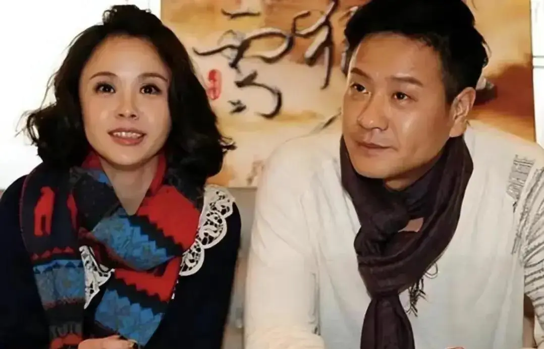 2007年，27岁的杨若兮在媒体面前痛哭流涕，控诉自己50岁的男友刘威：我们同居