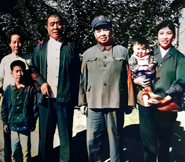 这是陈永贵与许世友将军在一起的一张珍贵照片。许世友是一位从革命军旅中走出来的将军