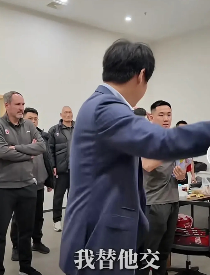 邱彪指导替克里斯交罚款！我发现2个有趣的现象

1、大家发现没，克里斯因为一场俩