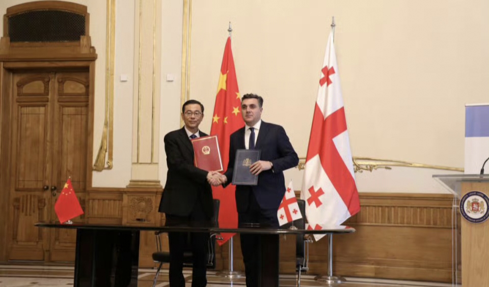 中国与格鲁吉亚签署互免签证协定
4月10号，中国驻格鲁吉亚大使周谦和格鲁吉亚外交