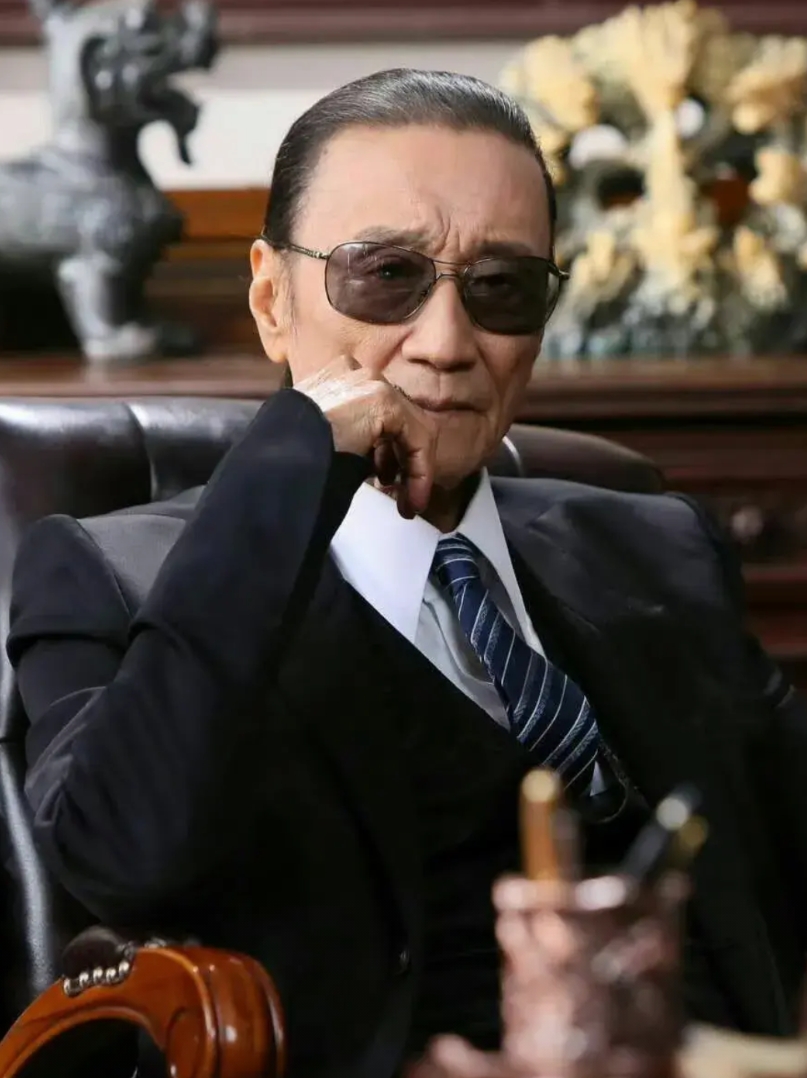 现在很多人提起谢贤，心里往往都会加个前缀：“谢霆锋的父亲”，殊不知他在香港地位不