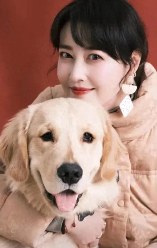 周海媚去世一周年，生前养的毛孩子六六墩墩前往墓地看望。
 
李勤勤没有把它们放在