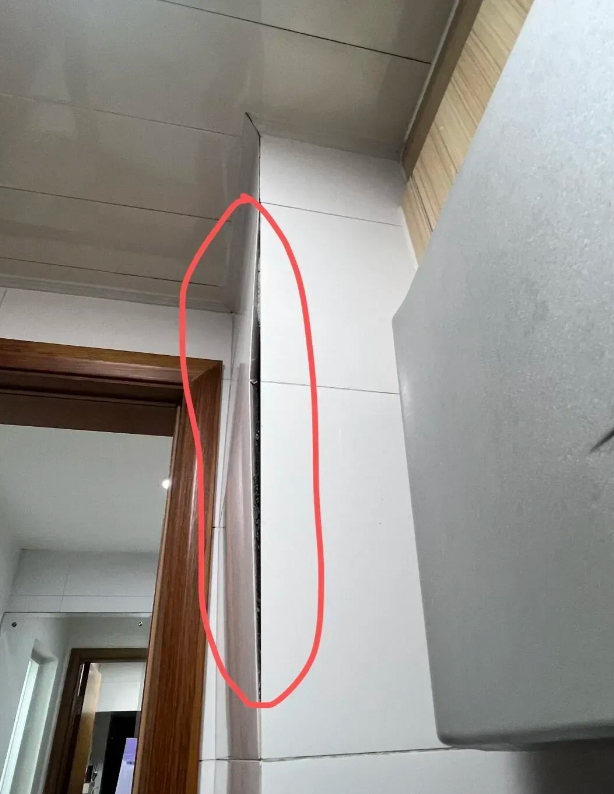 今天早上一起床吓我一跳，一睁眼就看到客厅的顶梁柱已经有一大条裂痕，好像是膨胀爆裂