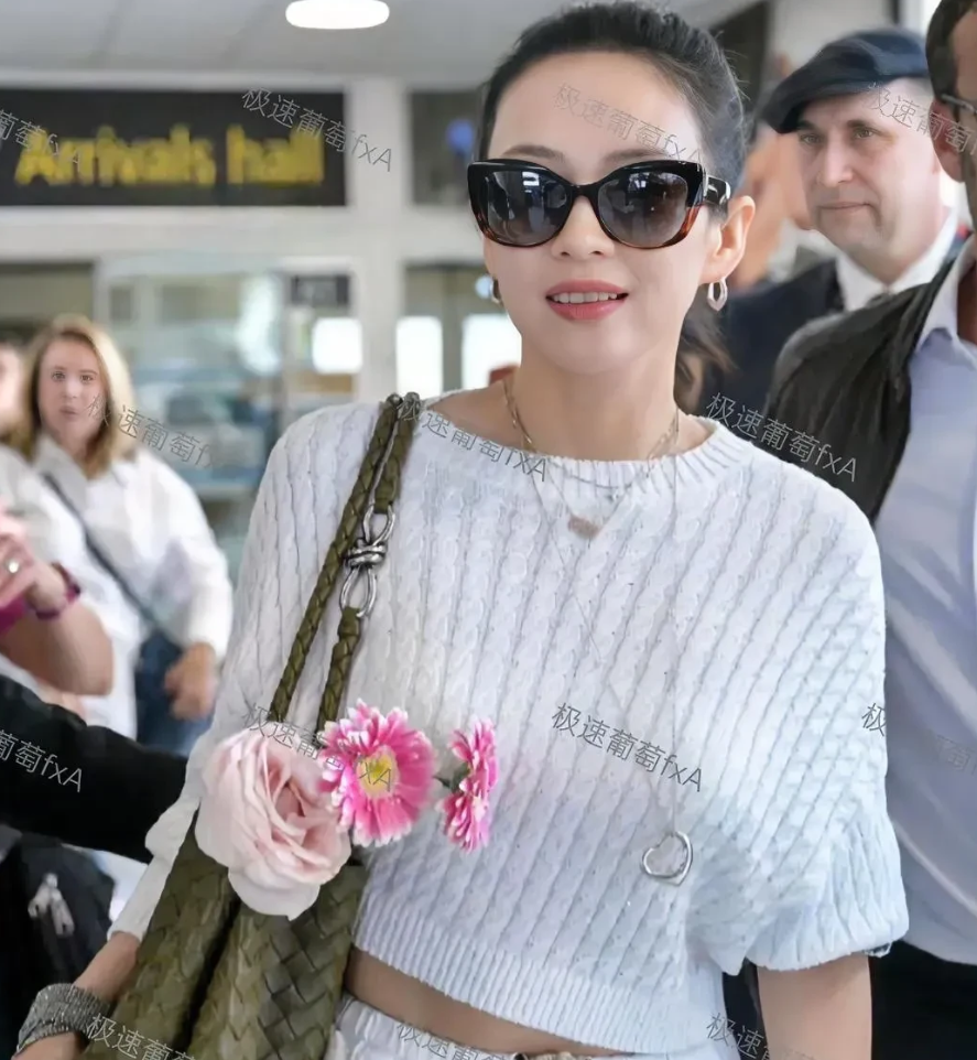 章子怡已抵达戛纳，感觉心情非常不错，看来能挣钱的女人最自信。不过这几天热点全被“