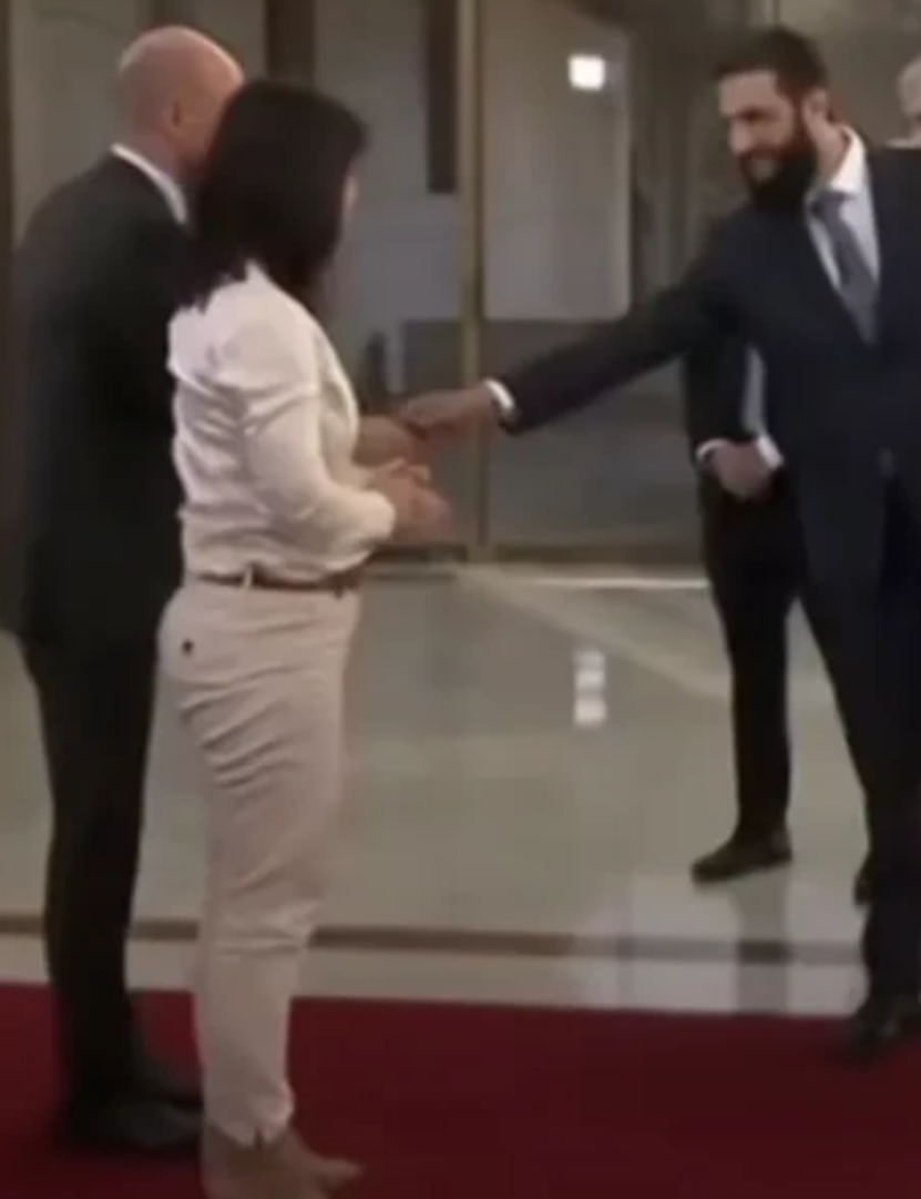 德国美女外交部长访问叙利亚，
两个细节值得注意，
第一个就是美女的白色紧身裤……