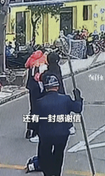 看哭了！广东，孕妇送女儿上学时一手拿行李一手抱孩子，却因失去平衡突然栽倒！眼看孕