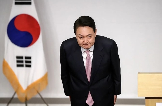 朝鲜一炸，韩国急了。

原本硬气开枪回应，转眼却在朝鲜的强硬警告下软了。尹锡悦突