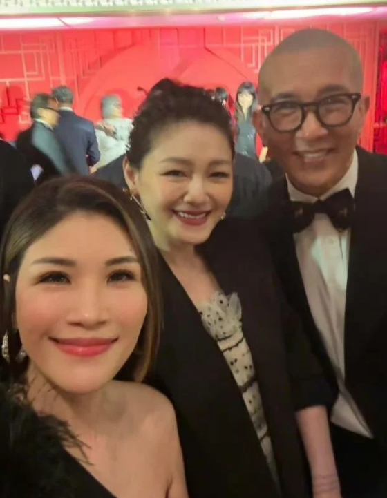虽然大S孤独的走了

但是她教会了我们敢爱敢恨

她勇敢的离开汪小菲，是为了
