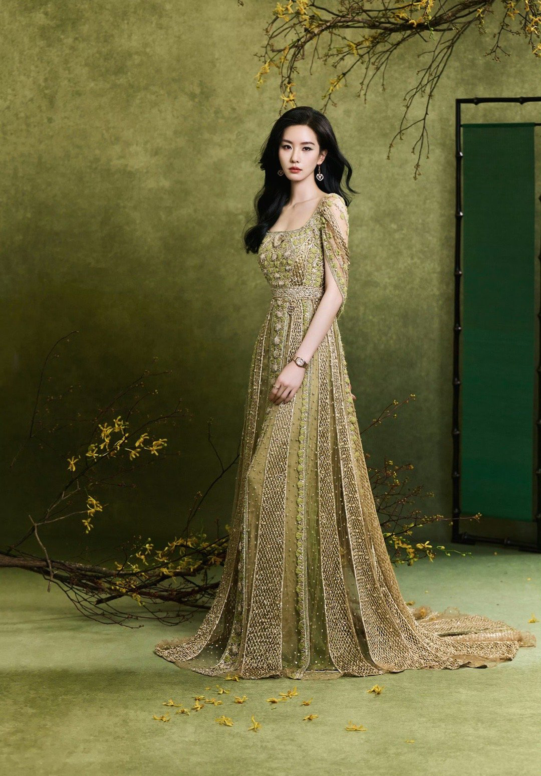 尖叫之夜刘诗诗穿着Elie Saab 24春夏高定礼服，绿色长裙，手拿绿笛，东方