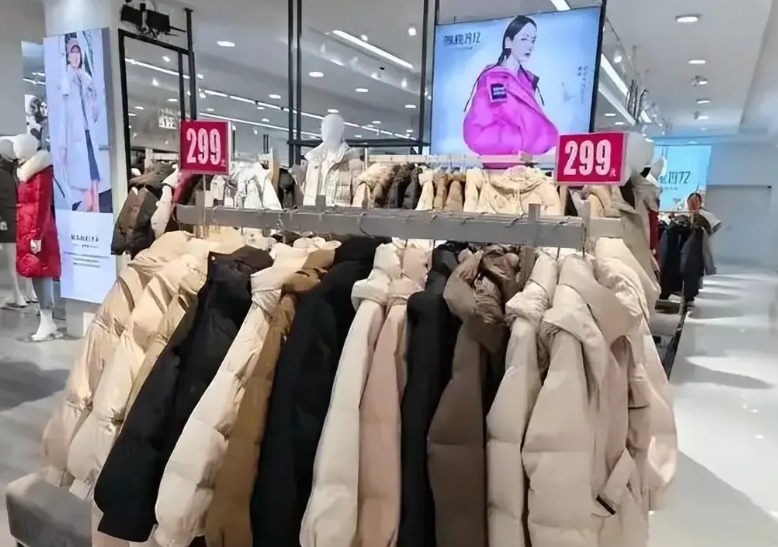 今年的羽绒服行业算是彻底塌房了！
那么多羽绒服品牌，其中不乏鸭鸭、恒源祥等一线品