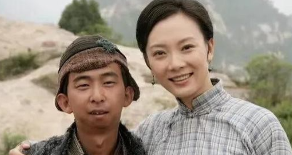 “简直是一朵鲜花插在了牛粪上！”2022年，坐拥10亿身家的最丑男星巨兴茂和大美