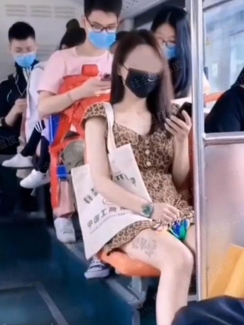 “色字头上一把刀！”银川，一男子坐公交时，趁穿着短裙的女乘客熟睡，竟偷偷抚摸她的