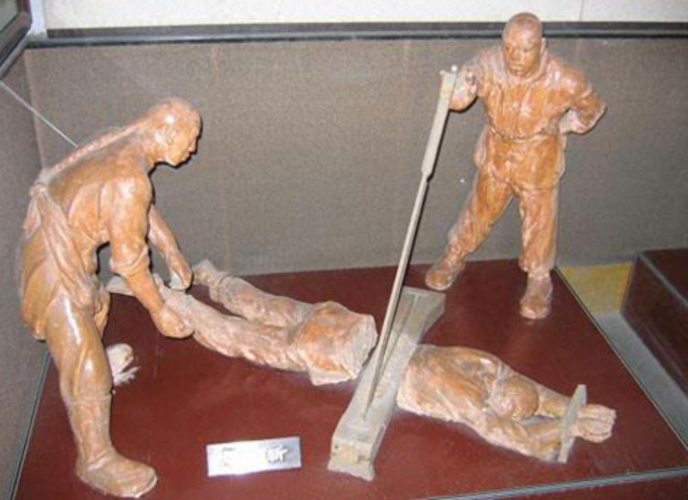 公元1734年，俞鸿图被腰斩后迟迟没有死去，上半身一直在地上打滚，口中不断发出惨
