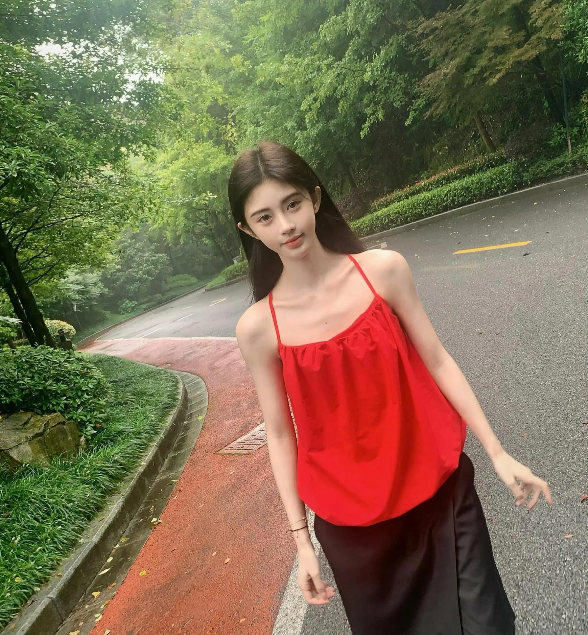 鞠婧祎清爽妆容卷幼态