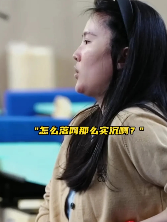 陈若琳坐在一边看全红婵训练，发现落网有点重就问她，全红婵说：“我重啊！下去都感觉