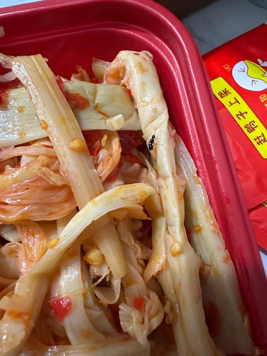 绝味鸭脖，真绝！
大半夜电影选好了，餐到了！打开盒子，里面站着一只无翅膀的苍蝇，