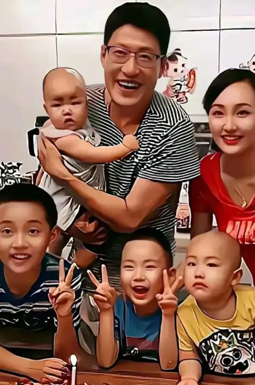 2012年，24岁的辛月嫁给了36岁的于震。辛月的妈妈很担心女儿…
于震离过婚，