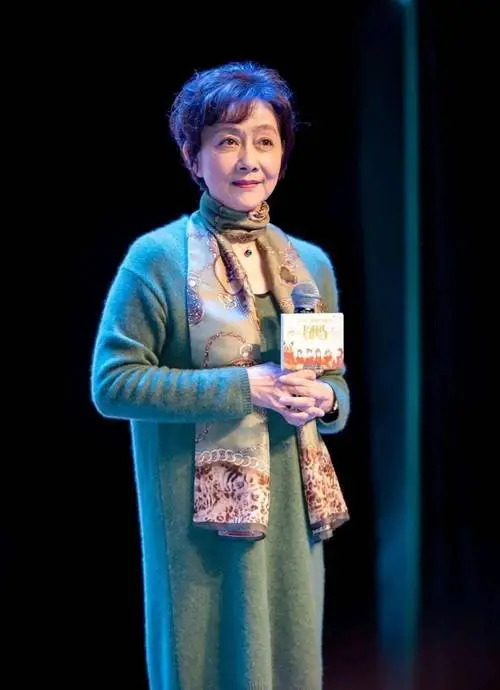 说她74岁，谁信啊！她比赵雅芝还美呢，这才是典型的中国美女，从里到外都透着一股知