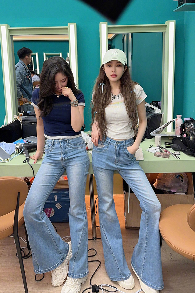 #赵奕欢周扬青同框身材#撇开其他的不谈，纯粹看身材，两位小姐姐是健身房常客了。没