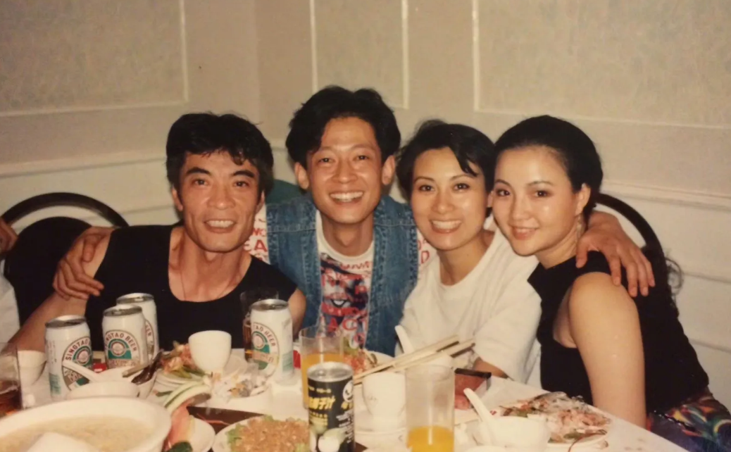 这张30年前的老照片，是四位演员一场话剧演出后宵夜时的合影，其中一个试图从北京回