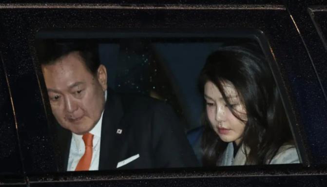 天道好轮回，也轮到尹锡悦在监狱喝大酱汤了，每顿标准8块钱

尹锡悦被捕后因为身体