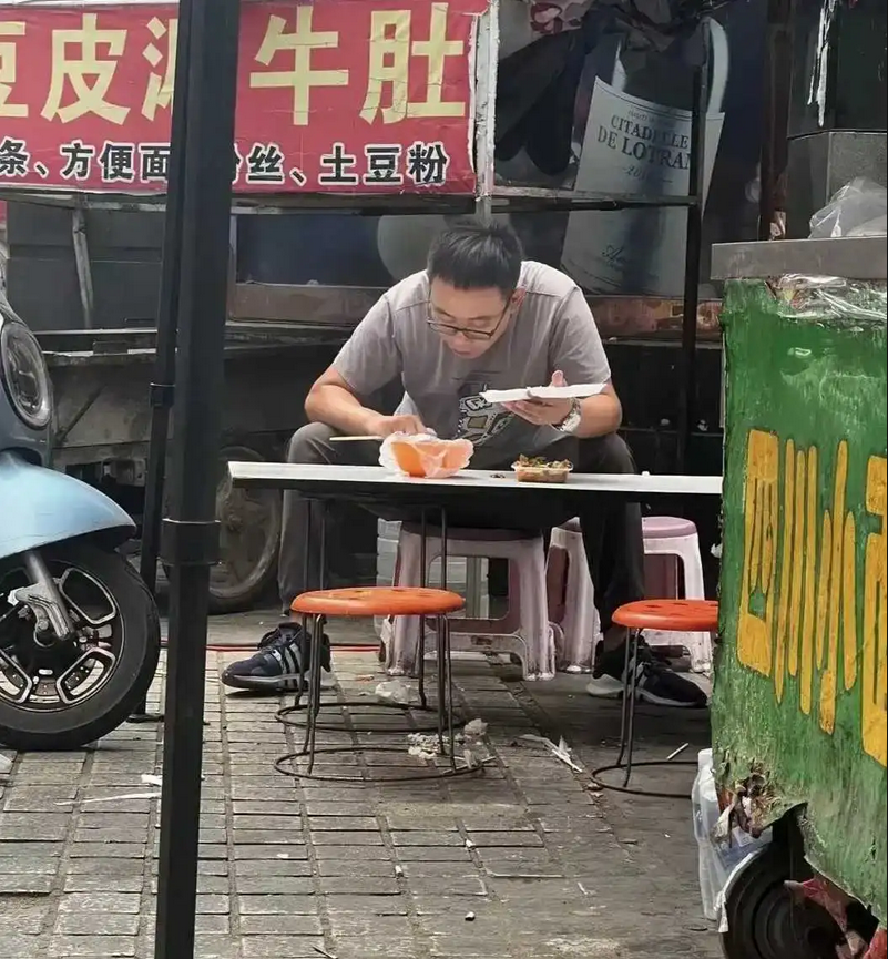 万万没想到出来吃个路边摊，居然碰到大明星。现在的明星也太接地气了，这种地摊小吃，
