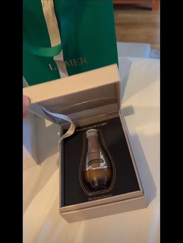 陈乔恩结婚伴手礼曝光!礼物用心超大气,上万块的护肤品人手一份(陈乔恩 婚纱)-第7张图片-九妖电影 陈乔恩结婚伴手礼曝光!礼物用心超大气,上万块的护肤品人手一份(陈乔恩 婚纱)-第7张图片-九妖电影