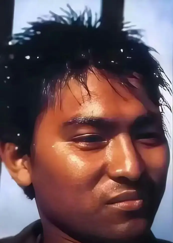 刘德华并非天生丽质。刚进入娱乐圈时，他身形偏胖且肤色较深，与后来的帅气形象大相径