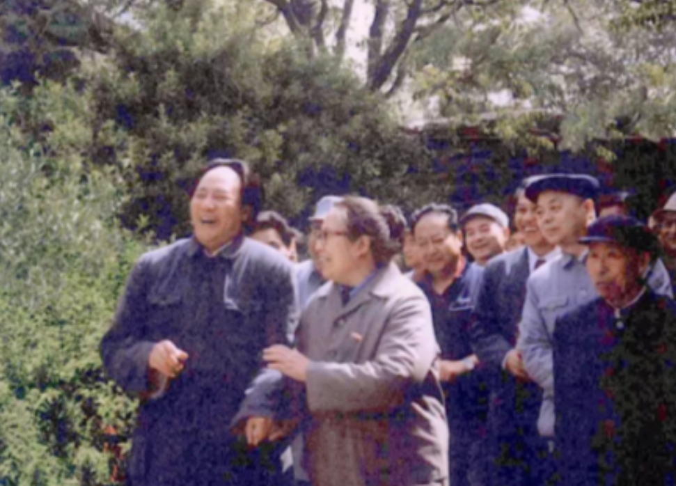 1990年，古月和李讷，留下了一张珍贵的合影，当时，古月正在西柏坡拍摄电影《大决