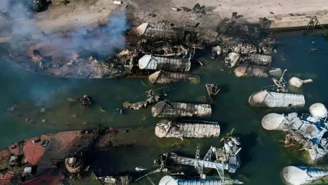 两天时间，叙利亚海军和空军消失了，被以色列空袭摧毁，趁着叙利亚大内乱时期，以色列