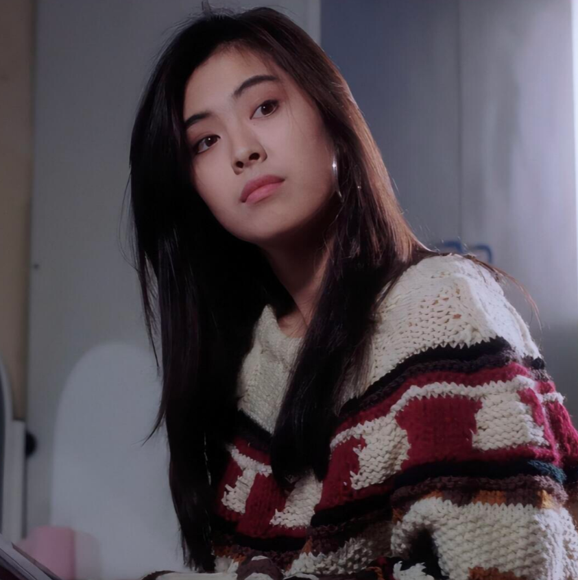 年轻时期王祖贤长得真心漂亮，同时期没有一个女演员颜值可以跟她比，五官长得标准，简