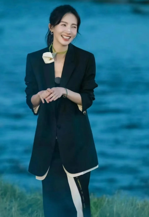 家人们，我必须跟你们唠唠金晨最近的造型，35 岁的她简直杀疯了！


这次她穿了