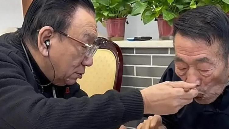 杨议磕头拜师侯宝林，侯耀华见证，郭德纲又多了一个前辈
