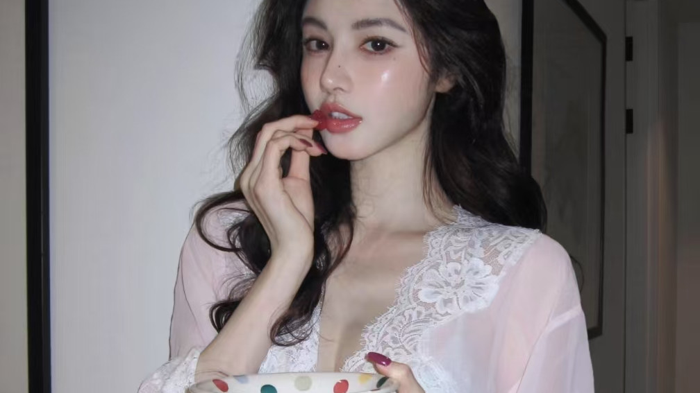 粉色蕾丝睡袍，解锁慵懒迷人居家风