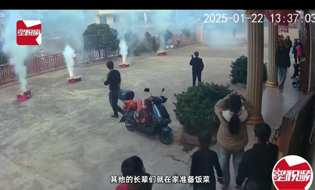  小伙第一次带女友回家，父母到车站迎接，家人放鞭炮欢迎