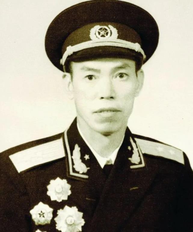 1947年，1师师长梁兴初来到商场，买烟发现没有钱，竟神秘兮兮地对身边警卫员说：