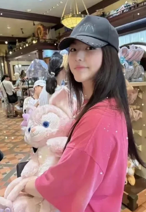 李湘女儿王诗龄的日常生活照，看着非常清爽活力，但是这么可爱的一身搭配价值不菲，特