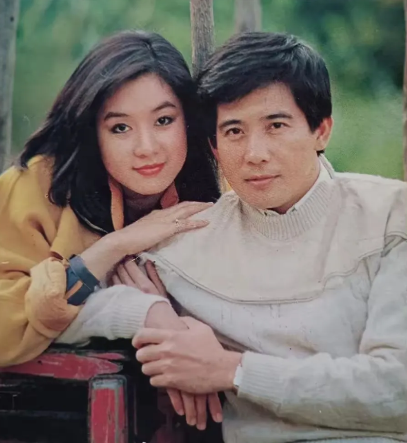 怪不得都说太帅的男性就不应该结婚。
你看秦汉与哪位美女都是百搭，
跟吕秀菱的合照