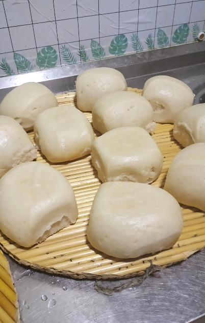 我老家一个嫂子，生了三个儿子，体重从140多斤，变成现在的98斤，完全脱相。我惊