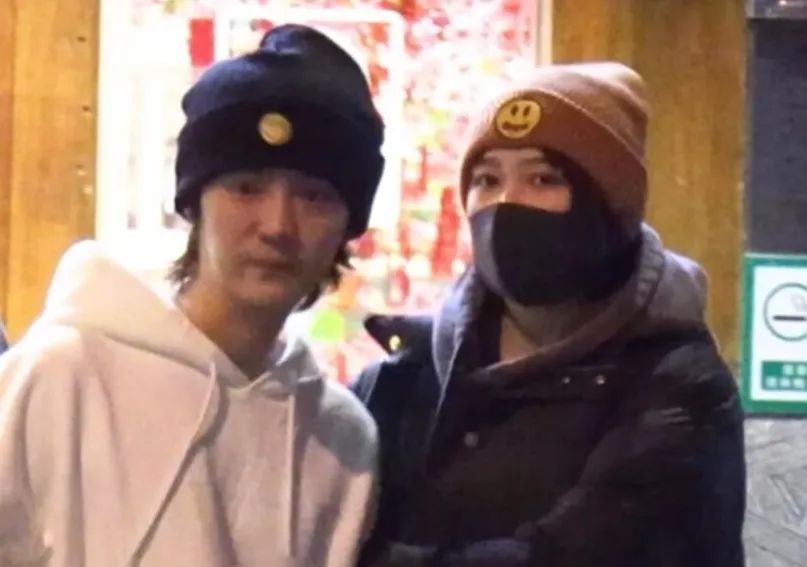 关晓彤短发引猜测，与鹿晗感情稳定。她事业面临困境，被同龄小花甩在身后，电视剧和电