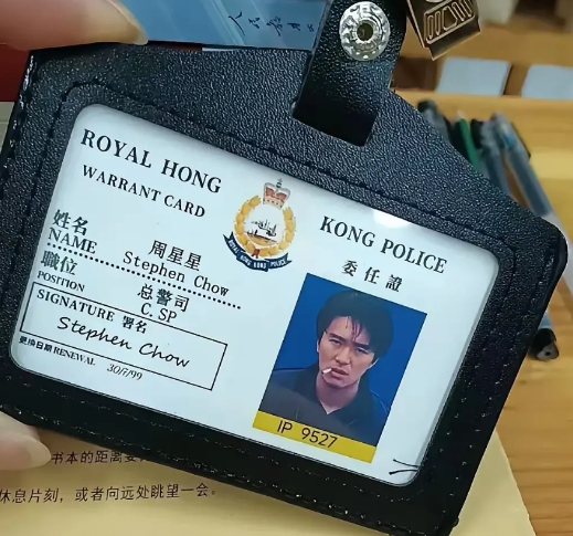 周星驰扮演的皇家高级督察警官证，上面这些细节还蛮有意思。

换证日期是99年，这