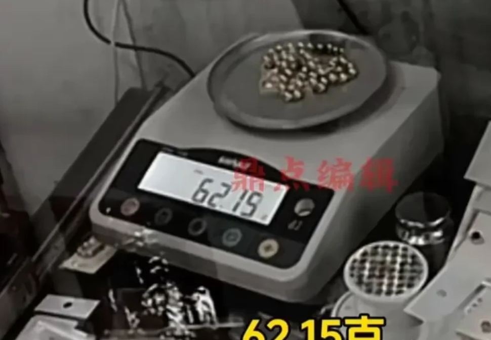 “黄金鬼称！”浙江杭州，一男子拿着77.72克黄金项链去卖，没曾想店家称完后，竟