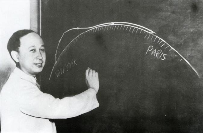 当年钱学森住的是豪华别墅，用的都是奢华的大牌家电家具，出门开的是别克轿车，吃的是