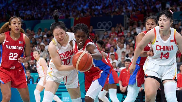 女篮最后一次进攻，谁注意这细节？李月汝呼吁暂停，却被郑薇无视